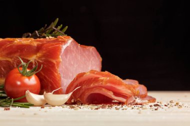 mantar, domates, sarımsak ve otlar ile jambon füme