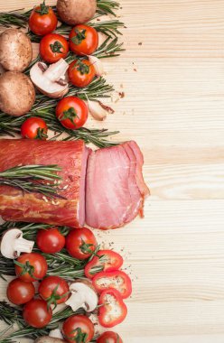 mantar, domates, sarımsak ve otlar ile jambon füme