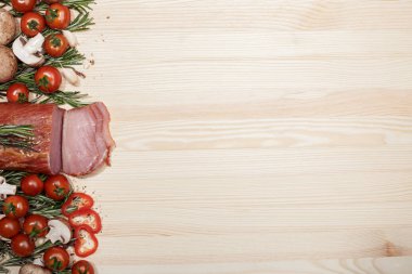 mantar, domates, sarımsak ve otlar ile jambon füme