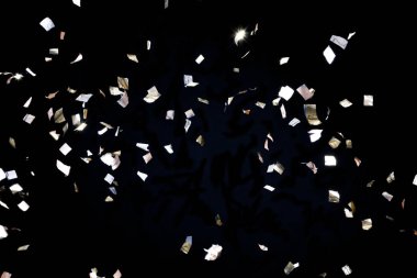 Siyah arkaplanda altın konfeti