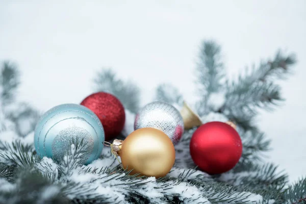 Julgranskulor med tall gren — Stockfoto