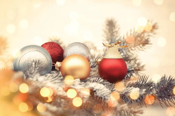 Kerstballen met pine branch — Stockfoto