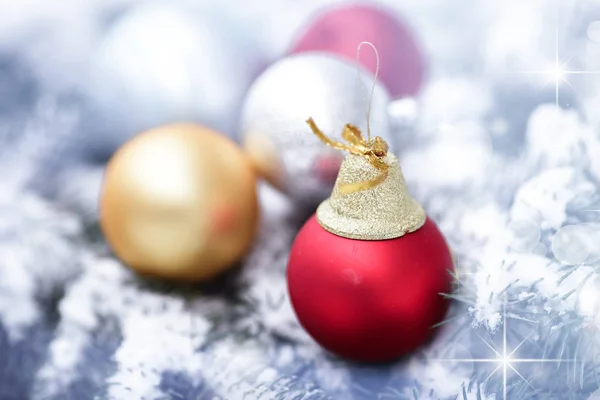 Bolas de Navidad con rama de pino —  Fotos de Stock