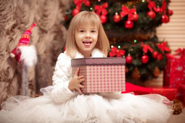 Çocuk holding sihirli bir Noel hediye kutusu