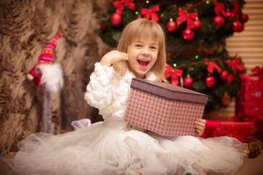 Çocuk holding sihirli bir Noel hediye kutusu