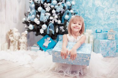 küçük kız holding sihirli bir Noel hediye kutusu