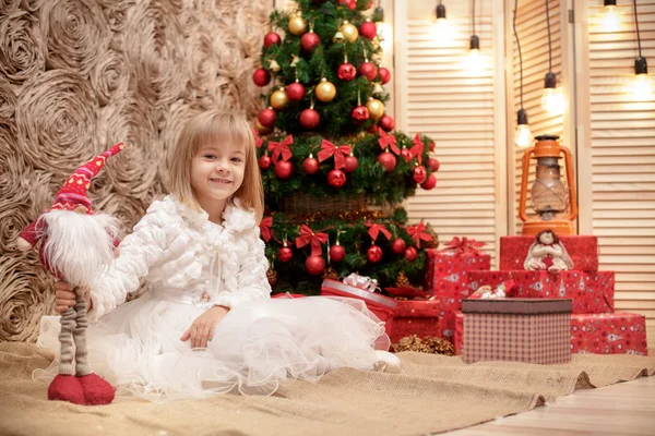 Усміхнена дівчина з різдвяною іграшкою — стокове фото