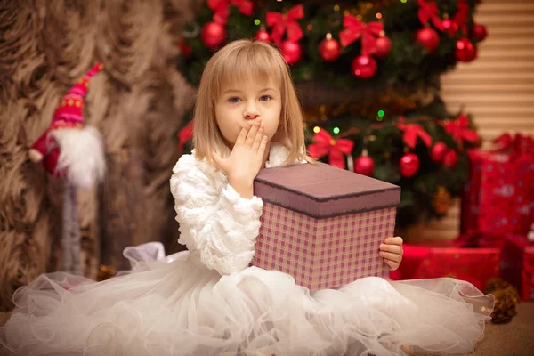 Дитина тримає чарівну різдвяну подарункову коробку — стокове фото