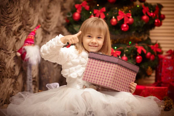 Дитина тримає чарівну різдвяну подарункову коробку — стокове фото