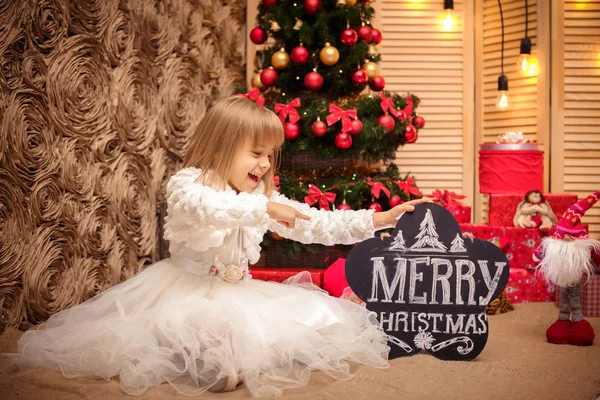 Дитина тримає дошку з написом веселого Різдва — стокове фото