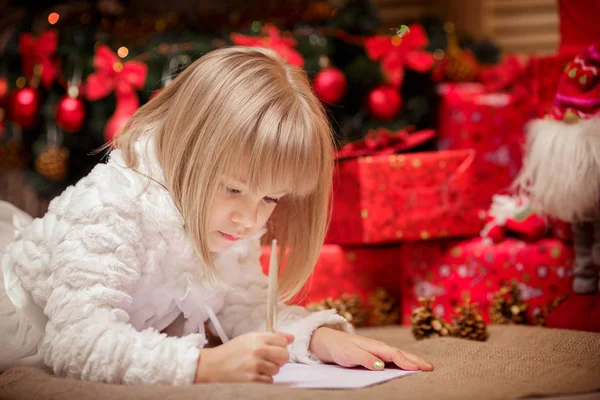 Little girl writes a letter to Santa Claus — Stock Photo, Image
