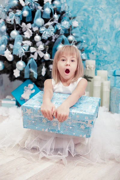 Маленька дівчинка тримає чарівну різдвяну подарункову коробку — стокове фото