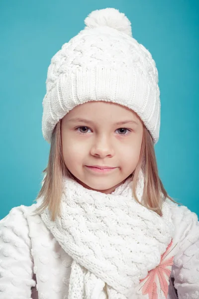 Portret dziewczynki w biały kapelusz i szalik — Zdjęcie stockowe