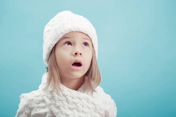 Porträtt av en liten flicka i vit mössa och halsduk — Stockfoto