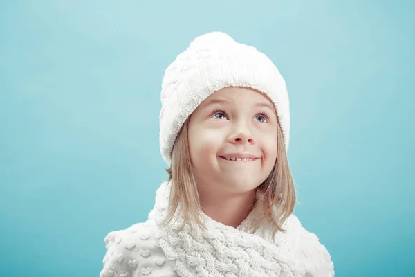 Portrét holčičky v bílé čepice a šála — Stock fotografie