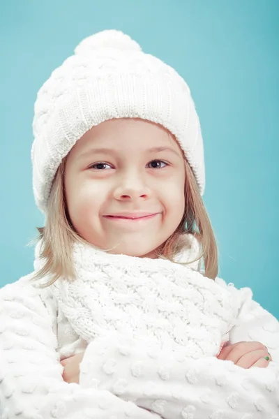 Porträt eines kleinen Mädchens mit weißem Hut und Schal — Stockfoto