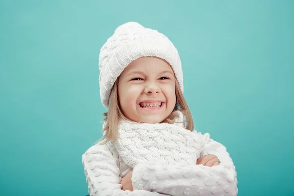 Beyaz şapka ve atkı, küçük bir kız portresi — Stok fotoğraf