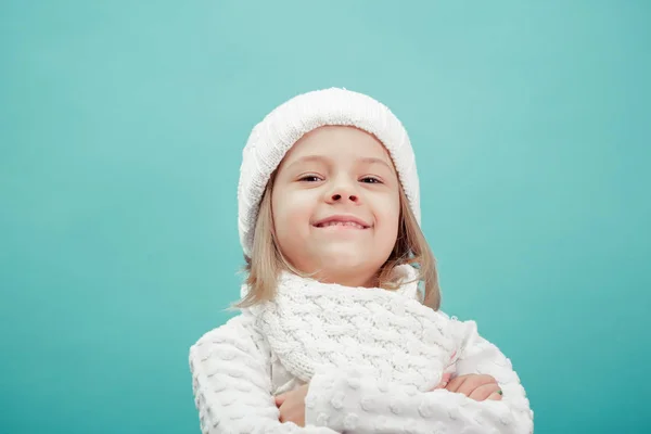 Porträt eines kleinen Mädchens mit weißem Hut und Schal — Stockfoto