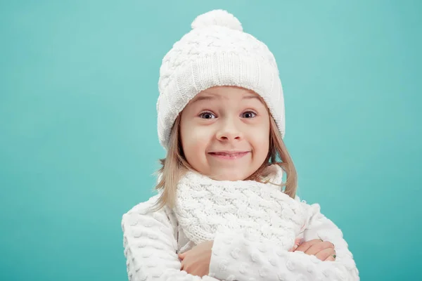 Portrait d'une petite fille en chapeau blanc et écharpe — Photo