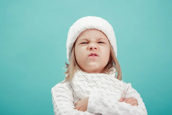 Portrait d'une petite fille en chapeau blanc et écharpe — Photo