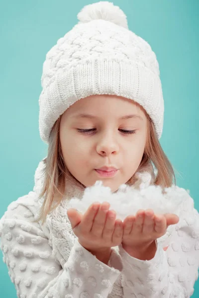 Liten blond flicka i en vit mössa och halsduk — Stockfoto