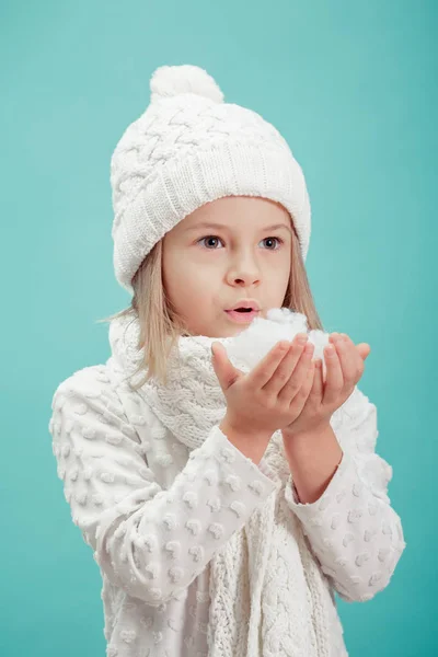 Malá blondýnka v bílé čepice a šála — Stock fotografie