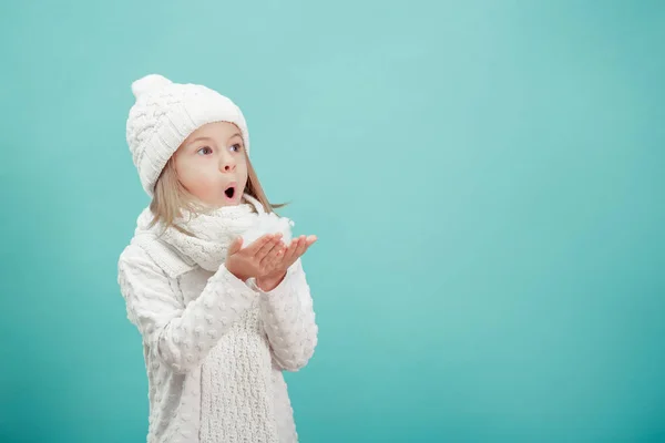 Liten blond flicka i en vit mössa och halsduk — Stockfoto