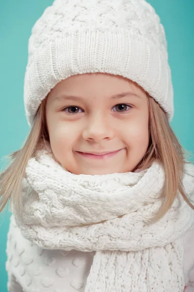Portret van een meisje in witte muts en sjaal — Stockfoto