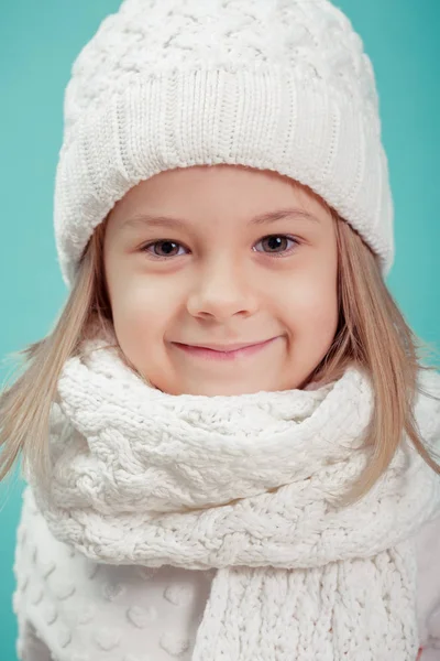 Portrait d'une petite fille en chapeau blanc et écharpe — Photo