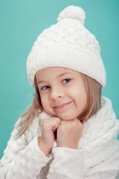 Portrait d'une petite fille en chapeau blanc et écharpe — Photo