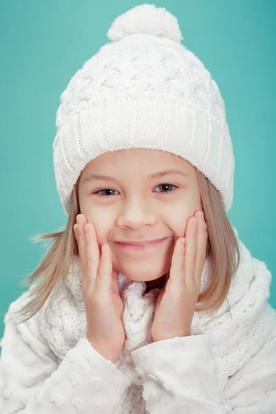 Портрет маленькой девочки в белой шляпе и шарфе — стоковое фото