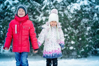 iki küçük çocuk karda