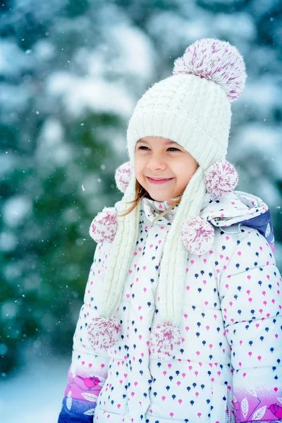 Menina na rua na neve — Fotografia de Stock