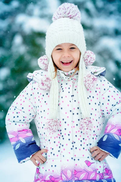 Menina na rua na neve — Fotografia de Stock