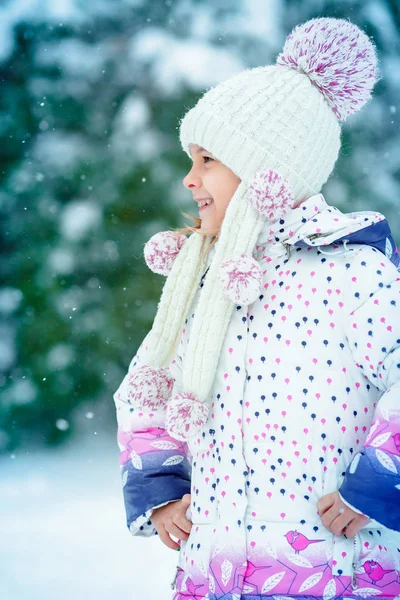 Маленька дівчинка на вулиці в снігу — стокове фото