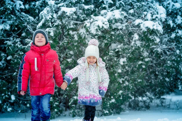 Двоє маленьких дітей на снігу — стокове фото