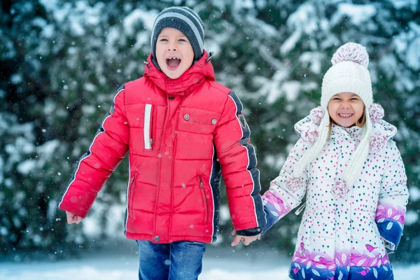 Двоє маленьких дітей на снігу — стокове фото