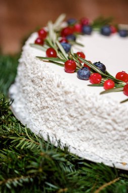 Noel kek çilek arka planda köknar dalı ile