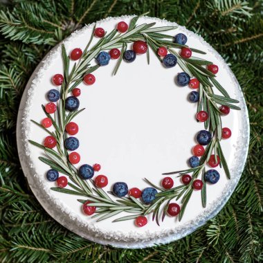 Noel kek çilek arka planda köknar dalı ile