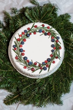 Noel kek çilek arka planda köknar dalı ile