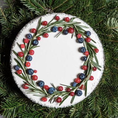 Noel kek çilek arka planda köknar dalı ile