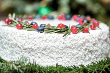 Noel kek çilek arka planda köknar dalı ile