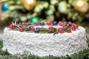 Noel kek çilek arka planda köknar dalı ile