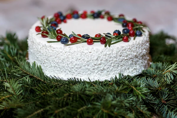 Noel kek çilek arka planda köknar dalı ile