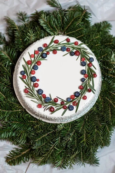 Noel kek çilek arka planda köknar dalı ile