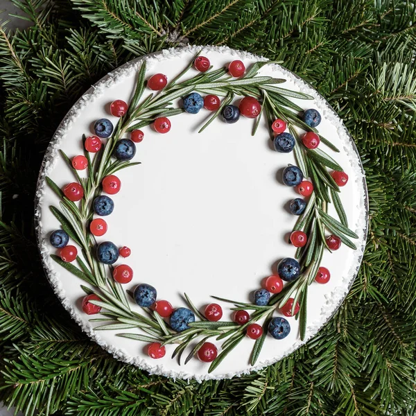 Noel kek çilek arka planda köknar dalı ile