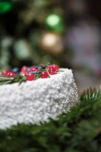 Pastel de Navidad con bayas en el fondo de ramas de abeto — Foto de Stock