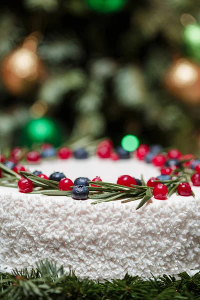 Pastel de Navidad con bayas en el fondo de ramas de abeto — Foto de Stock
