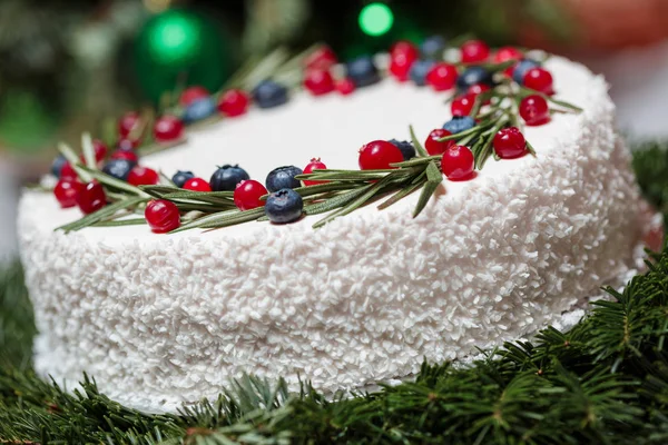 Noel kek çilek arka planda köknar dalı ile