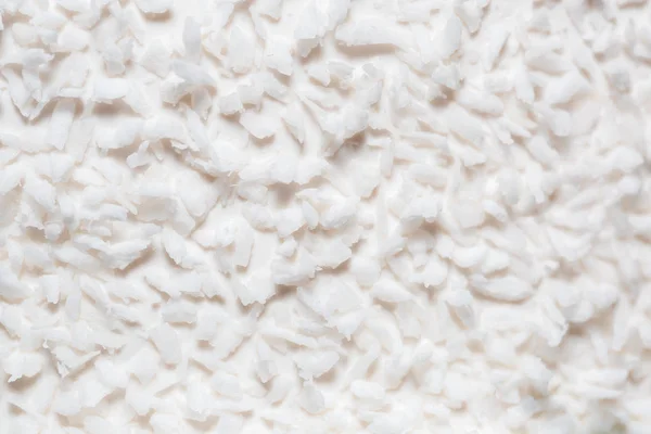 Белые кокосовые стружки на торте . — стоковое фото